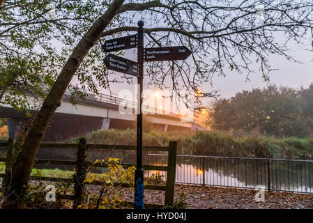 Nachtansicht der direktionale Straßenschild in England. Stockfoto