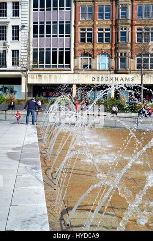 Gustafson Porter saniert Altmarkt-Wasser-Brunnen. Nottingham, England UK. Stockfoto