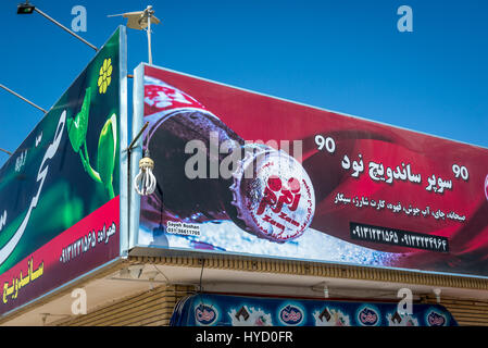 Am Wegesrand laden mit iranischen Zamzam Cola Plakat in Yazd Provinz vom Iran Stockfoto