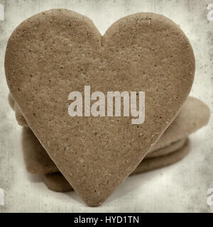 strukturierten alten Papierhintergrund mit Ginder dünne Cookie wie ein Herz geformt Stockfoto
