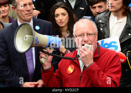 Veteran Arbeits- und unabhängige MP und MSP Dennis Canavan, Vorsitzender der Kampagne auf der Kundgebung in Glasgow am Vorabend von Polling in der schottischen Unabhängigkeitsreferendum ja Schottland Stockfoto