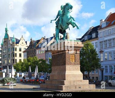 Kopenhagen, Dänemark - 22. August 2014: Statue von Bischof Absalon auf Højbro Plads. Bischof Absalon (1128-1201) gilt als der Begründer der Copenha Stockfoto