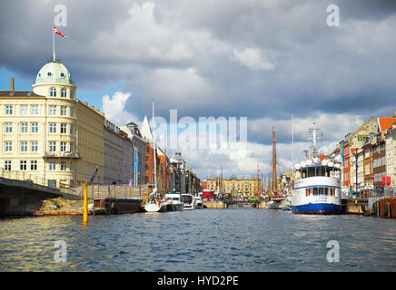 Kopenhagen, Dänemark - 22. August 2014: Die Mündung des Nyhavn Kanal.  Nyhavn ist ein aus dem 17. Jahrhundert am Wasser, Kanal und Unterhaltung Bezirk in Copenh Stockfoto