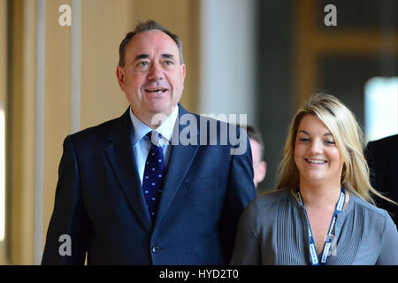 Schottlands erster Minister Alex Salmond macht seinen Weg in die Kammer des schottischen Parlaments, MSPs nach dem schottischen Unabhängigkeitsreferendum und seine Entscheidung zu stehen eine Erklärung abzugeben Stockfoto