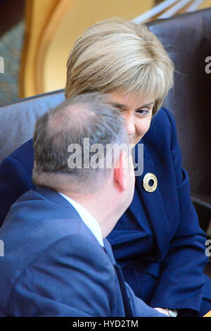 Schottlands erster Minister Alex Salmond verleiht mit seinem Stellvertreter Nicola Sturgeon, aller Voraussicht nach, nach seiner Aussage, MSPs nach dem schottischen Unabhängigkeitsreferendum und seine Entscheidung auf seine Nachfolge Stockfoto