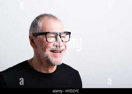 Senior woman in schwarzen T-shirt und Brillen, Studio gedreht. Stockfoto