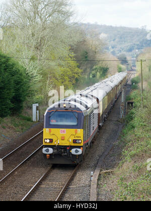 DB 67005 Royal Güterzug livrierter in weinrot "Queens Messenger" Diesel Lokomotive schleppen Salonwagen durch Reigate, Surrey. Freitag, 31 März Stockfoto