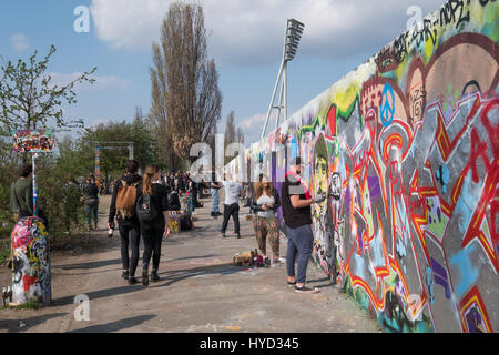 Berlin, Deutschland - 2. April 2017: Graffiti-Wand im Park (Mauerpark) in Berlin, Deutschland. Stockfoto