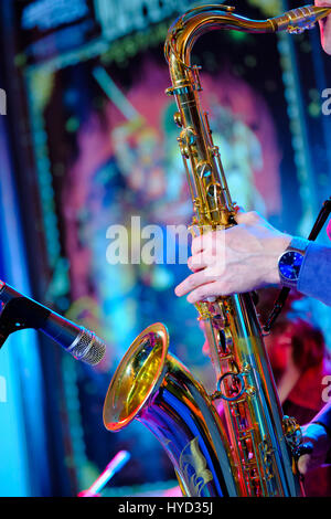 Musiker spielt Saxophon in der Phase Stockfoto