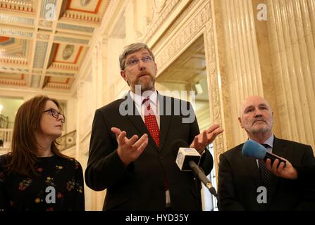 Sinn Féin Caoimhe Archibald (links), sprechen John O'Dowd (Mitte) und Alex Maskey (rechts) für Mitglieder der Medien in der Aula in Stormont Castle in Belfast, wo Gespräche zur Wiederherstellung der Northern Ireland Powersharing Regierung wieder aufgenommen wurden. Stockfoto