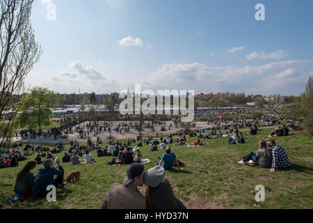 Berlin, Deutschland - 2. April 2017: Menschen im Park (Mauerpark) an einem sonnigen Tag in Berlin, Deutschland. Stockfoto