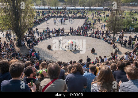 Berlin, Deutschland - 2. April 2017: Menschen am Mauerpark beobachten die Sonntage Karaoke-Show in Berlin, Deutschland. Stockfoto