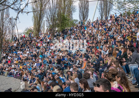 Berlin, Deutschland - 2. April 2017: Menschen am Mauerpark beobachten die Sonntage Karaoke-Show in Berlin, Deutschland. Stockfoto