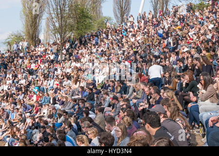 Berlin, Deutschland - 2. April 2017: Menschen am Mauerpark beobachten die Sonntage Karaoke-Show in Berlin, Deutschland. Stockfoto