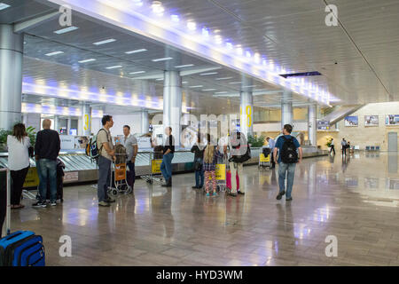 Tel Aviv, Israel - September 11,2016: The Passengers nur kamen am Ben Gurion Flughafen für Gepäck in der Ankunftshalle des Flughafens am September 11,2016 in Tel Stockfoto