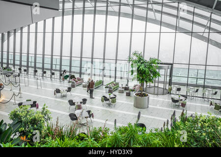 Terrasse und Café Bereich der Sky Gardens am Walkie-Talkie Gebäude 20 Fenchurch Street, City of London, England. Stockfoto