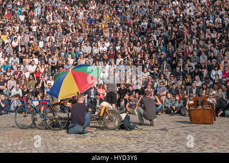 Berlin, Deutschland - 2. April 2017: Menschen am Mauerpark beobachten die Sonntage Karaoke-Show in Berlin, Deutschland. Stockfoto