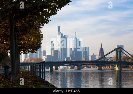 Deutschland, Hessen, Frankfurt, Blick über den Main zu den Hochhäusern des Finanzviertels die Kaiserdom Kathedrale, Floesser Brücke. Stockfoto