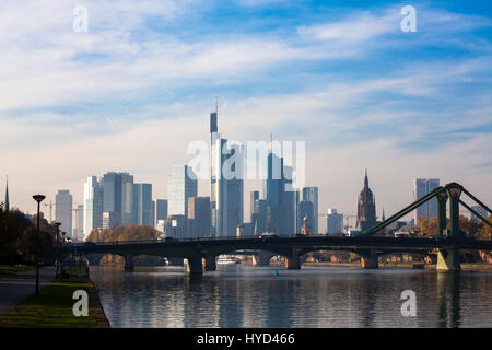 Deutschland, Hessen, Frankfurt, Blick über den Main zu den Hochhäusern des Finanzviertels die Kaiserdom Kathedrale, Floesser Brücke. Stockfoto