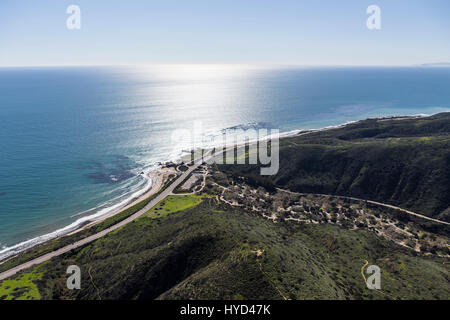 Luftaufnahme des Pacific Coast Highway und Leo Carrillo State Beach in der Nähe von Malibu Kalifornien. Stockfoto