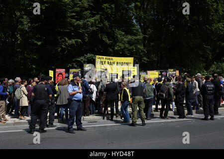 Berlin, Deutschland, 22. Mai 2015: Amnesty International und Ensaf Haidar Protest, Raif Badawi in Saudi-Arabischen Botschaft zu befreien. Stockfoto