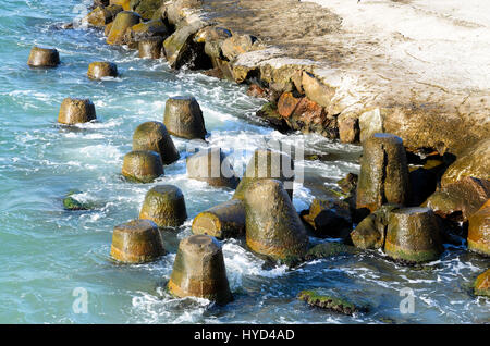 Wave Breaker Tetrapoden machte konkrete schützen die Küste vor Erosion an der Bucht von Burgas, Bulgarien Stockfoto