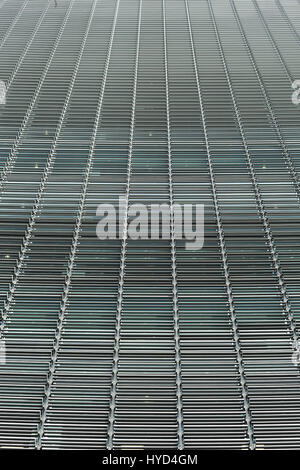 Shuttered Fenster auf der Südseite des Walkie-Talkie, ein Skyscraperat 20 Fenchurch Street, City of London, England. Stockfoto
