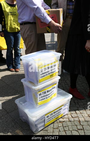 Berlin, Deutschland, 22. Mai 2015: Amnesty International und Ensaf Haidar Protest, Raif Badawi in Saudi-Arabischen Botschaft zu befreien. Stockfoto