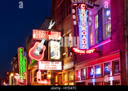 Leuchtende Neon-Schilder leuchten die Gebäude entlang der historischen Broadway Street, Nashville, Tennessee, USA Stockfoto