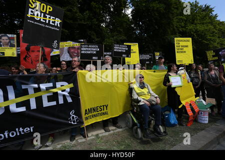 Berlin, Deutschland, 22. Mai 2015: Amnesty International und Ensaf Haidar Protest, Raif Badawi in Saudi-Arabischen Botschaft zu befreien. Stockfoto
