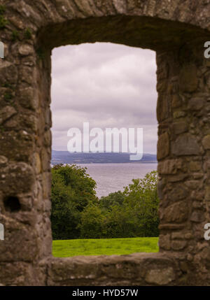 TULLY CASTLE, Nordirland - Ruinen von Tully Castle, in der Nähe von Enniskillen, am unteren Lough Erne. Tully Castle, County Fermanagh, nahe dem Dorf Blaney Anfang 1600 erbaut. Stockfoto