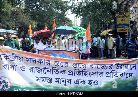 Kolkata, Indien. 3. April 2017. TMC Aktivist Rallued Wuth Spannplakate und schreien Slogan gegen Union Government.South Kolkata Trinamool Congress Yuva Commitee hält eine Kundgebung gegen Union Regierung protestiert? s ökonomische Deprivation und anspruchsvollen Verhaftung von B.J.P, Kongress- und C.P.I.(M) Führer mit Narada, Sarada und andere Chit Fonds Betrug in Kalkutta. Bildnachweis: Saikat Paul/Pacific Press/Alamy Live-Nachrichten Stockfoto