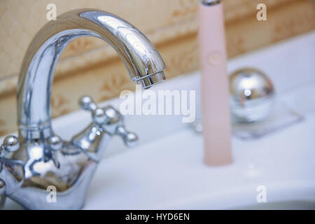 Nahaufnahme Foto von Chrom Wasserhahn und Spüle Stockfoto