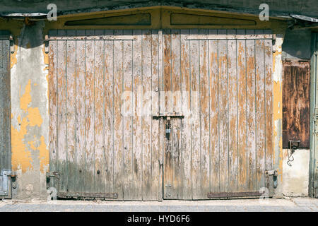 alte hölzerne Garage Tor durch Vorhängeschloss geschlossen Stockfoto