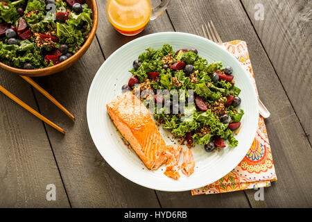 Lachs mit Salat auf dem Teller Stockfoto