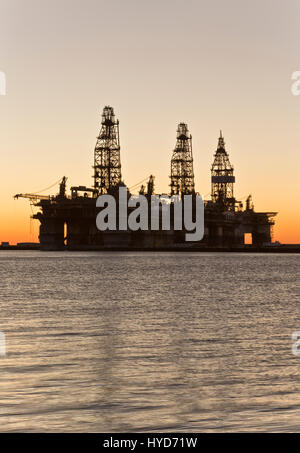 Deepwater Bohrgeräte vorübergehend im Speicher, Sonnenuntergang, Harbour Island, Canyon Hafen, Port Aransas. Stockfoto