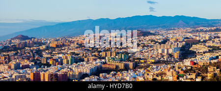 Panorama von Santa Cruz De Tenerife bei Sonnenaufgang. Santa Cruz De Tenerife, Teneriffa, Spanien. Stockfoto