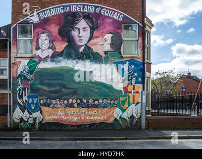 Aufbau einer Irland gleich Wandbild in Nordbelfast Stockfoto