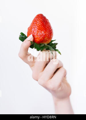 Frau mit frischer Erdbeere Stockfoto