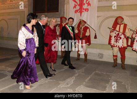 Der Prinz von Wales und die Herzogin von Cornwall mit der Bürgermeister von Florenz, Dario Nardella (rechts) und seine Frau Chiara Lanni (links), als sie ein Gala-Dinner im Palazzo Vecchio in Florenz, Italien zu besuchen. Stockfoto