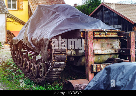 Verlassenen alten rostigen Körper und Teile des Retro-Auto, im freien Stockfoto