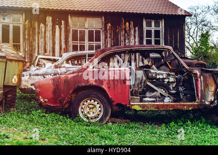 Verlassenen alten rostigen Körper und Teile des Retro-Auto, im freien Stockfoto
