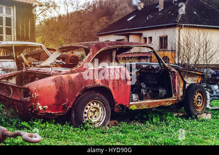 Verlassenen alten rostigen Körper und Teile des Retro-Auto, im freien Stockfoto