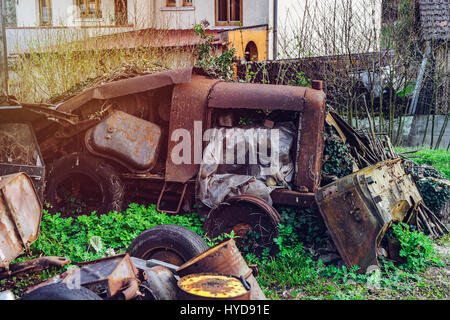 Verlassenen alten rostigen Körper und Teile des Retro-Auto, im freien Stockfoto