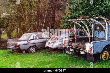 Verlassenen alten rostigen Körper und Teile des Retro-Auto, im freien Stockfoto