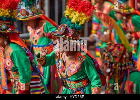Tinkus-Tänzer in bunten Kostümen am jährlichen Karneval von Oruro. Die Veranstaltung wird von der UNESCO als immaterielles Kulturerbe der Menschheit bezeichnet. Stockfoto