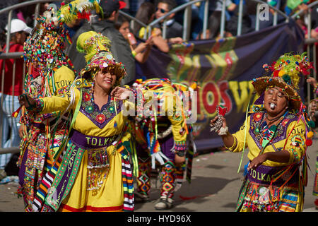Tinkus-Tänzer in bunten Kostümen am jährlichen Karneval von Oruro. Die Veranstaltung wird von der UNESCO als immaterielles Kulturerbe der Menschheit bezeichnet. Stockfoto