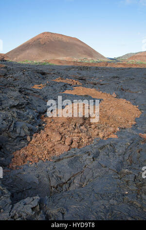 Vulkan, verhärteter jüngerer schwarzer Pahoehoe-Lavastrom auf dem älteren oxidierten und fragmentierten roten aa-Lavastrom, Santiago Island auf den Galapagos-Inseln Stockfoto