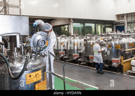 Multinationale Kosmetikunternehmen mit Sitz in Frankreich l ' Oreal-Werk in Rio De Janeiro, Brasilien - Badewanne waschen. Stockfoto