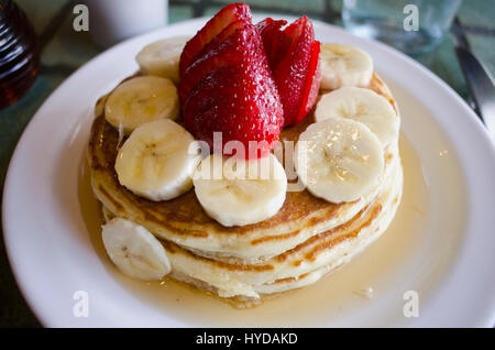 Frische Erdbeer- und Bananenpfannkuchen Stockfoto